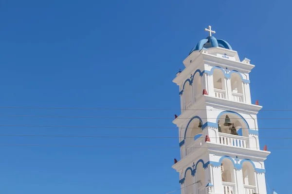 Tornet i Perissa kyrka, Santorini. Grekland. — Stockfoto