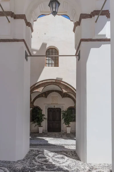 Entrada a la iglesia en Santorini . — Foto de Stock