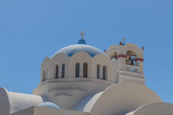 Parte superior de la iglesia griega, Santorini . — Foto de Stock