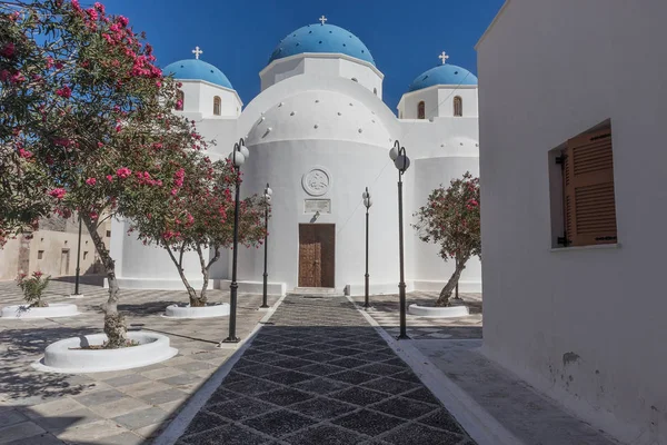 Entrada de la iglesia de Perissa. Santorini. Países Bajos . — Foto de Stock