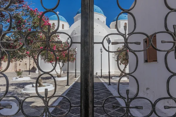 Entrada con puerta cerrada de la iglesia de Perissa. Santorini. G — Foto de Stock
