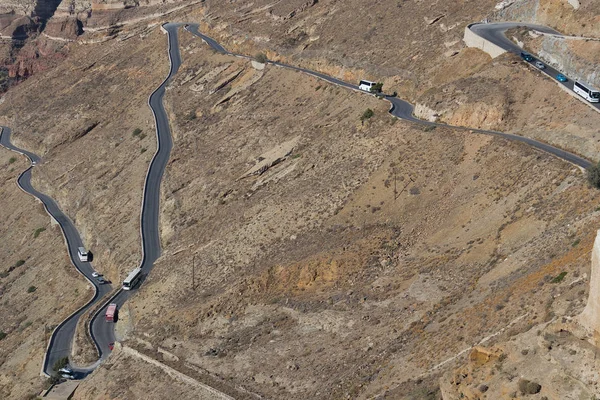 Road with many curves on the mountainous slope of Santorini. Gre — Stock Photo, Image