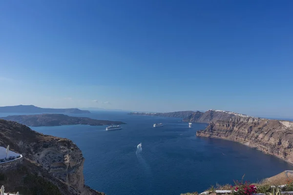 Beautiful view of Caldera with passenger cruises. Santorini, Gre — Stock Photo, Image