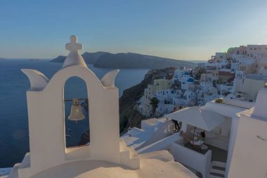 Oia, Santorini kilise bell. Gün batımı. Yunanistan.