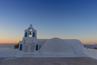 Oia, Santorini kilise bell. Gün batımı. Yunanistan.