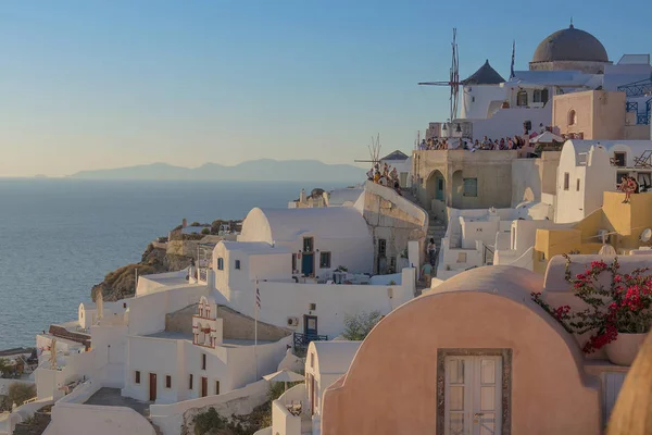 Beautiful sunset at the most famous place of Oia, Santorini. Gre — Stock Photo, Image