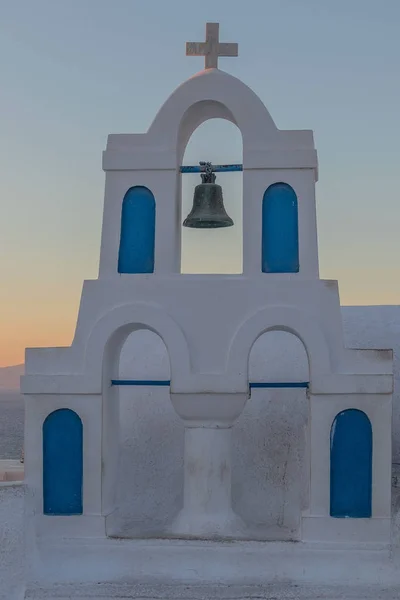 Campana de la iglesia en Oia, Santorini. Puesta de sol. Países Bajos . — Foto de Stock