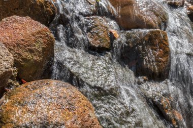 Su taşları ile akıcı.