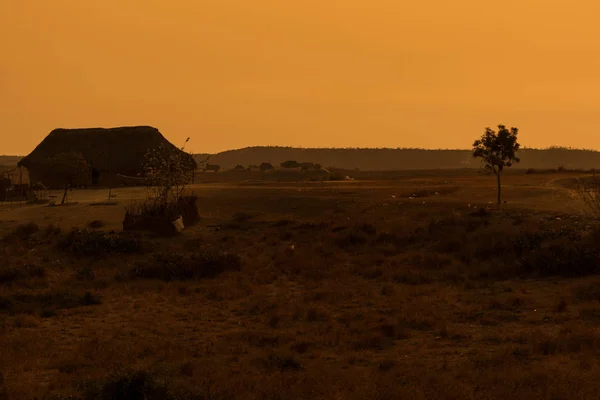 Village africain avec coucher de soleil. Angola . — Photo