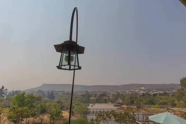 Antigua lámpara con vista a la montaña . — Foto de Stock