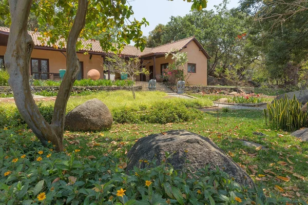 Casa de campo en el bosque. Lubango. Angola . — Foto de Stock