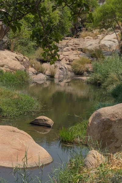 Vloeiend rivier met rotsen en vegetatie in Afrika. Lubango. Angol — Stockfoto