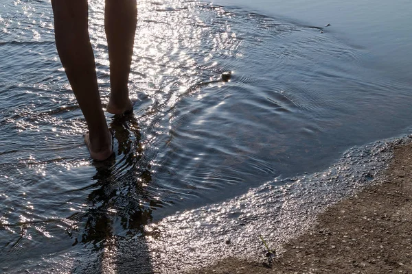 Африканская девушка ноги ходить по воде с крышкой заката — стоковое фото
