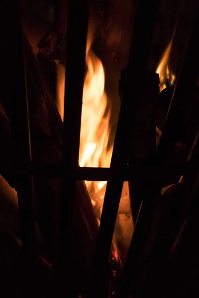 Choto con troncos de madera ardiendo . — Foto de Stock