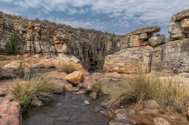 Leba dağ silsilesi şelaleler. Lubango.