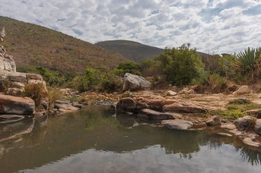 Leba dağ silsilesi şelaleler. Lubango.
