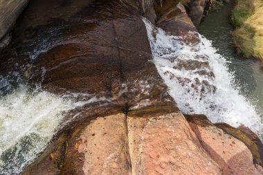 Yukarıdan şelaleler Leba dağ aralığının görüntüleyin. Lubango.