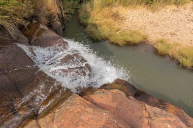 Yukarıdan şelaleler Leba dağ aralığının görüntüleyin. Lubango.