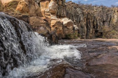 Şelaleler Leba Kanyon kayalarda ile. Angola. Lubango.