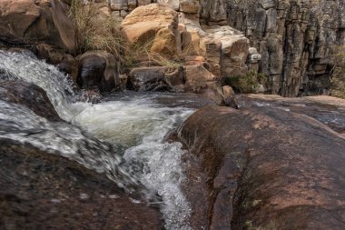 Şelaleler Leba Kanyon kayalarda ile. Angola. Lubango.