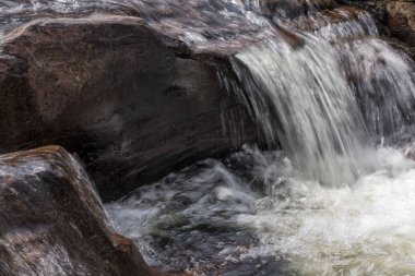 Şelaleler Leba Kanyon kayalarda ile. Angola. Lubango.