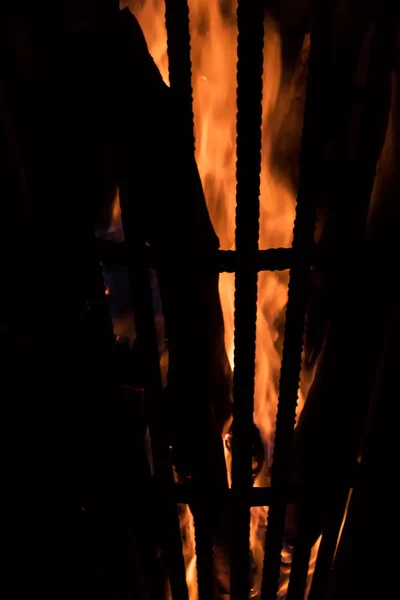 Choto con troncos de madera ardiendo . — Foto de Stock