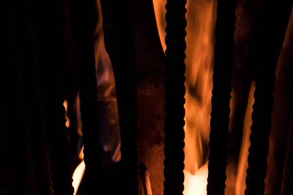 Choto con troncos de madera ardiendo . — Foto de Stock