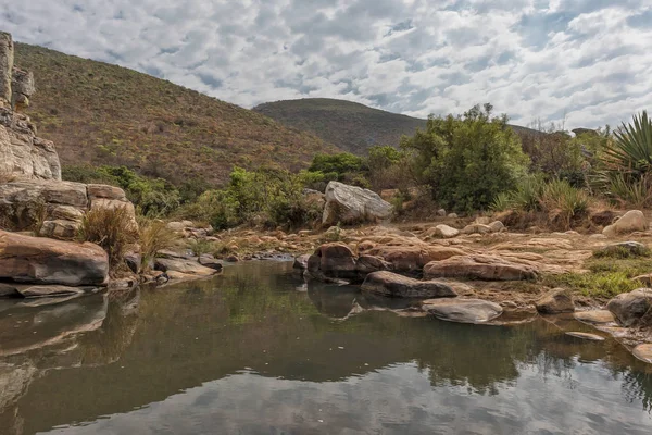 Leba dağ silsilesi şelaleler. Lubango.