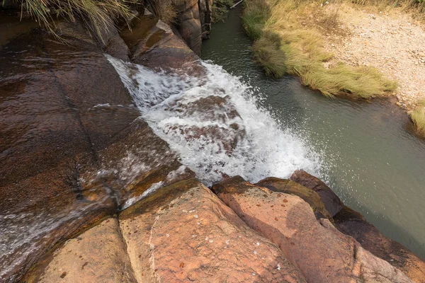 Yukarıdan şelaleler Leba dağ aralığının görüntüleyin. Lubango.