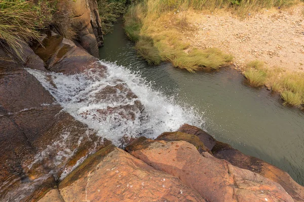 Yukarıdan şelaleler Leba dağ aralığının görüntüleyin. Lubango.