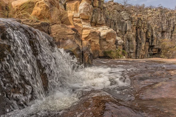 Şelaleler Leba Kanyon kayalarda ile. Angola. Lubango.
