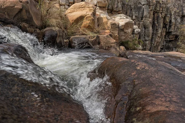 Şelaleler Leba Kanyon kayalarda ile. Angola. Lubango.