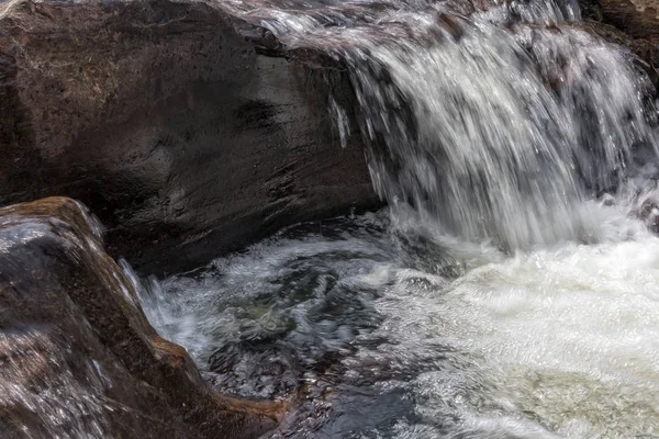 Wasserfälle mit Felsen in der leba-Schlucht. Angola. lubango. — Stockfoto