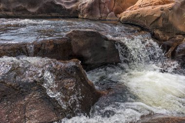 Şelaleler Leba Kanyon kayalarda ile. Angola. Lubango.