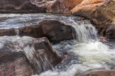 Şelaleler Leba Kanyon kayalarda ile. Angola. Lubango.