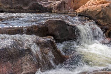 Şelaleler Leba Kanyon kayalarda ile. Angola. Lubango.