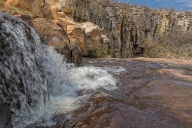 Şelaleler Leba Kanyon kayalarda ile. Angola. Lubango.