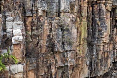 Şelaleler Leba Kanyon kayalarda ile. Angola. Lubango.