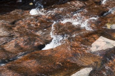 Şelaleler Leba Kanyon kayalarda ile. Angola. Lubango.