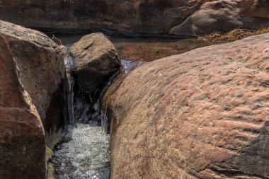 Kanyon Leba aralığının kayalarda üzerinden akan su. Ang