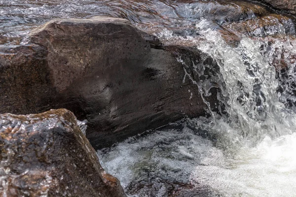 Vízesések, a kanyon Leba sziklák. Angola. Lubango. — Stock Fotó