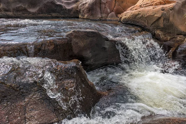 Şelaleler Leba Kanyon kayalarda ile. Angola. Lubango.