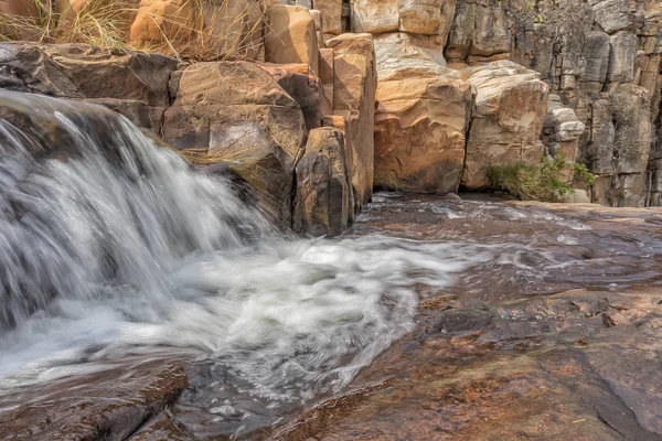 Şelaleler Leba Kanyon kayalarda ile. Angola. Lubango.