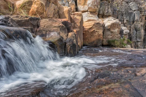 Şelaleler Leba Kanyon kayalarda ile. Angola. Lubango.
