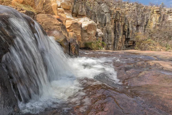 Şelaleler Leba Kanyon kayalarda ile. Angola. Lubango.