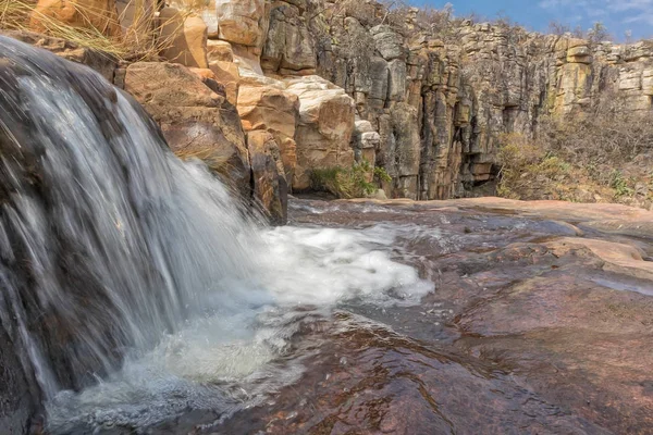 Şelaleler Leba Kanyon kayalarda ile. Angola. Lubango.