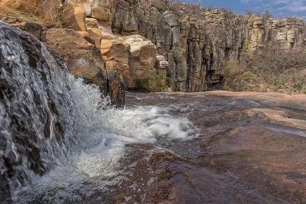 Şelaleler Leba Kanyon kayalarda ile. Angola. Lubango.