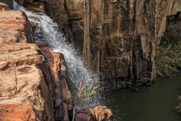 Şelaleler Leba Kanyon kayalarda ile. Angola. Lubango.