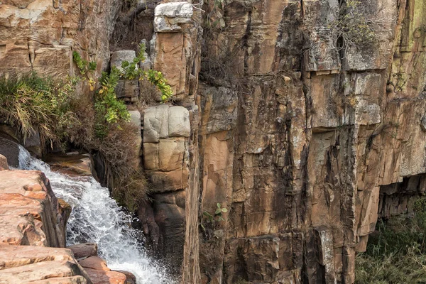 Watervallen met stenen in de canyon van Leba. Angola. Lubango. — Stockfoto