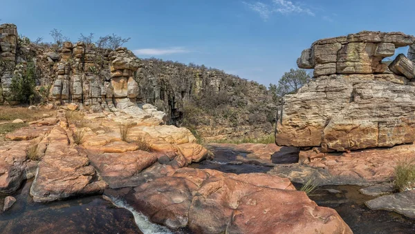 Şelaleler Leba Kanyon kayalarda ile. Angola. Lubango.
